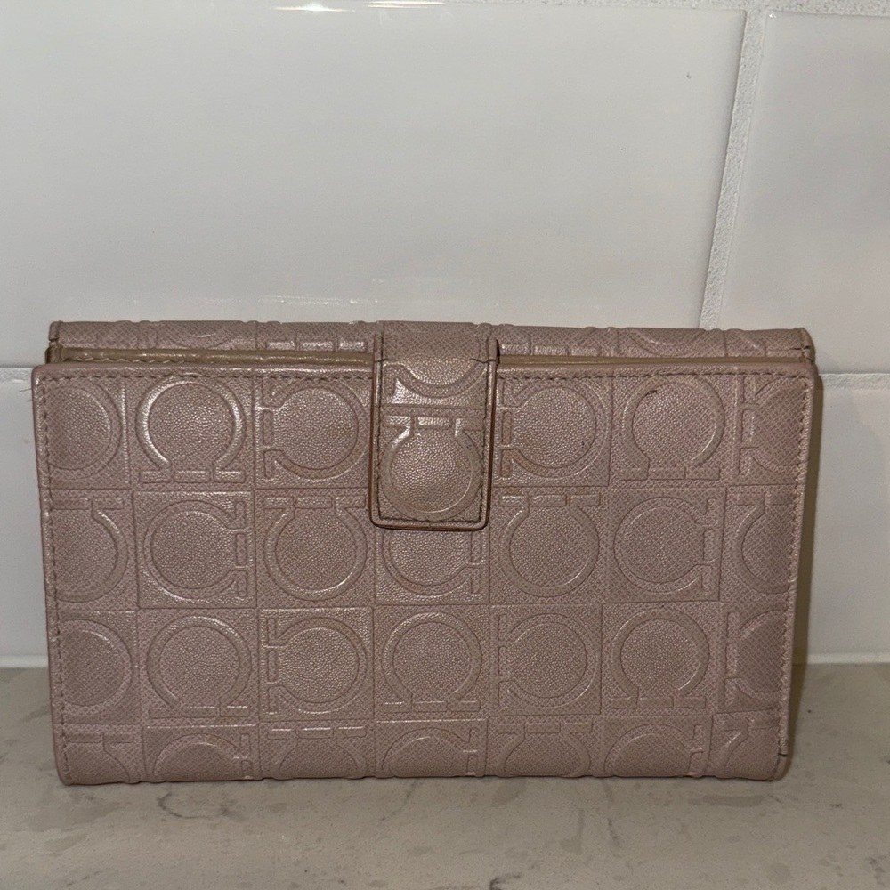 Salvatore Ferragamo Gancini continental  Pink Embossed wallet - Picture 3 of 9